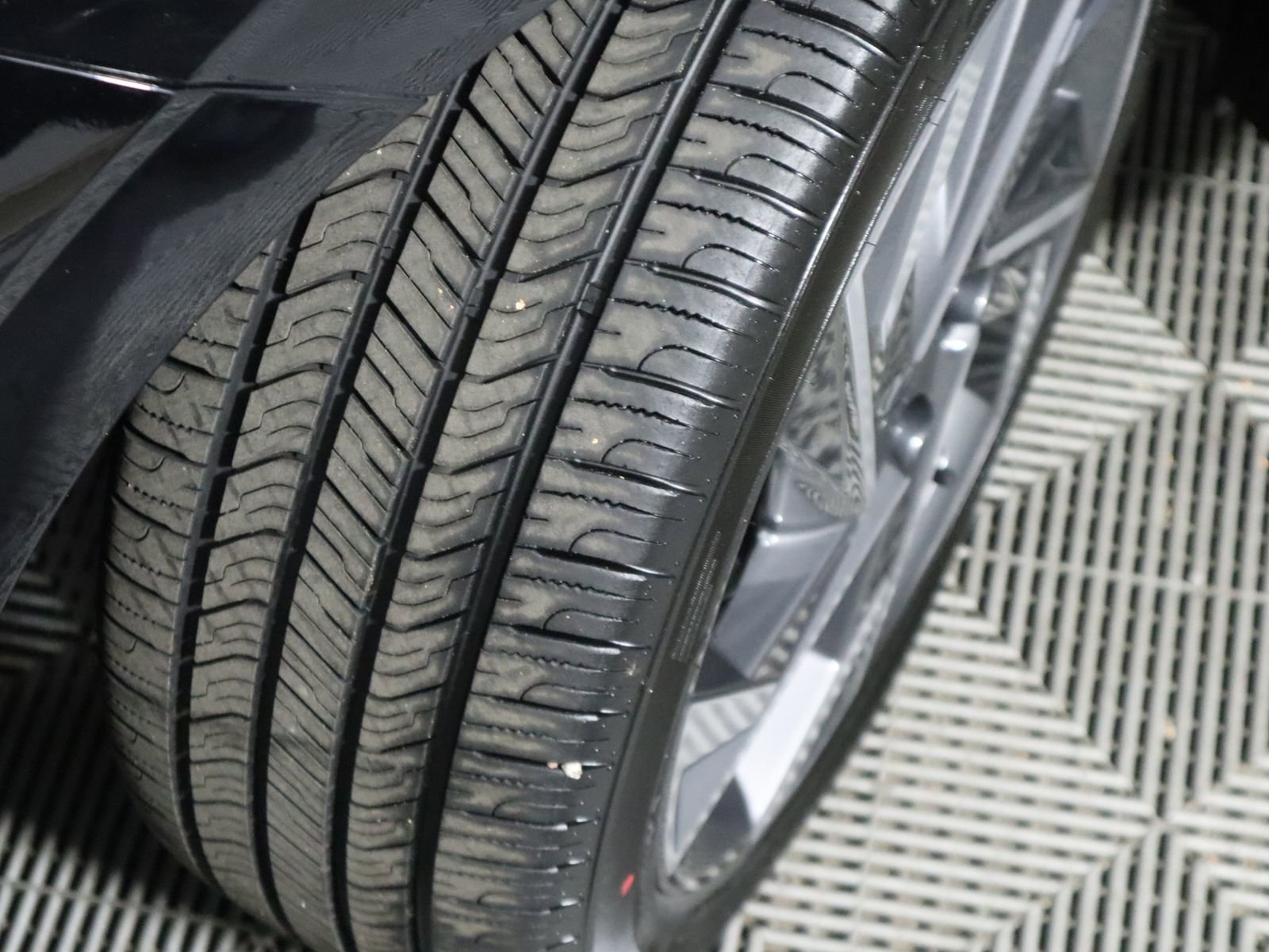 Used 2024 Hyundai Elantra Limited image 18