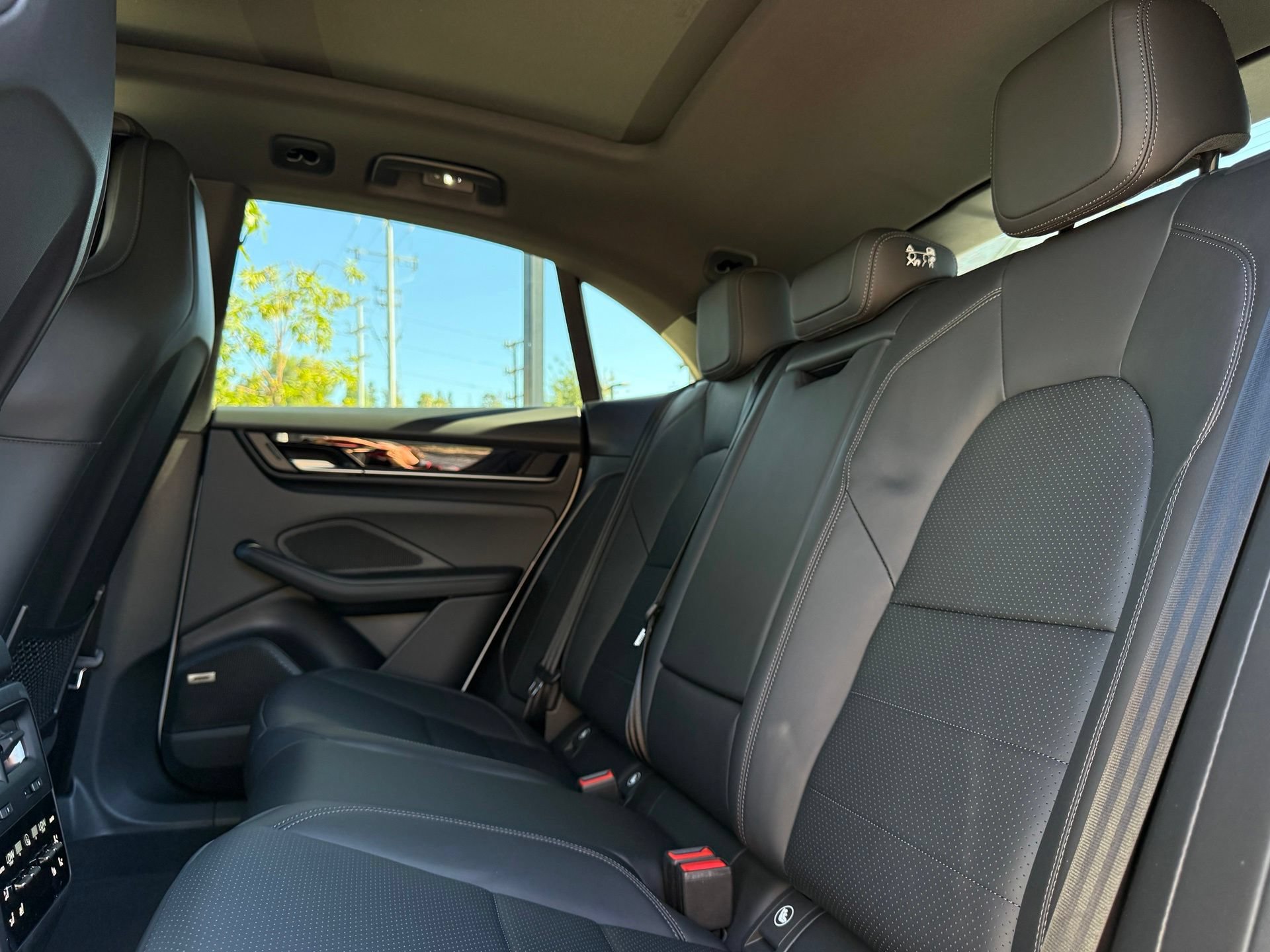 Used 2026 Porsche Macan Electric RWD image 27