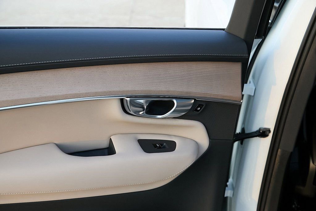 New 2026 Volvo XC90 T8 Plus w/ Protection Package Premier image 18