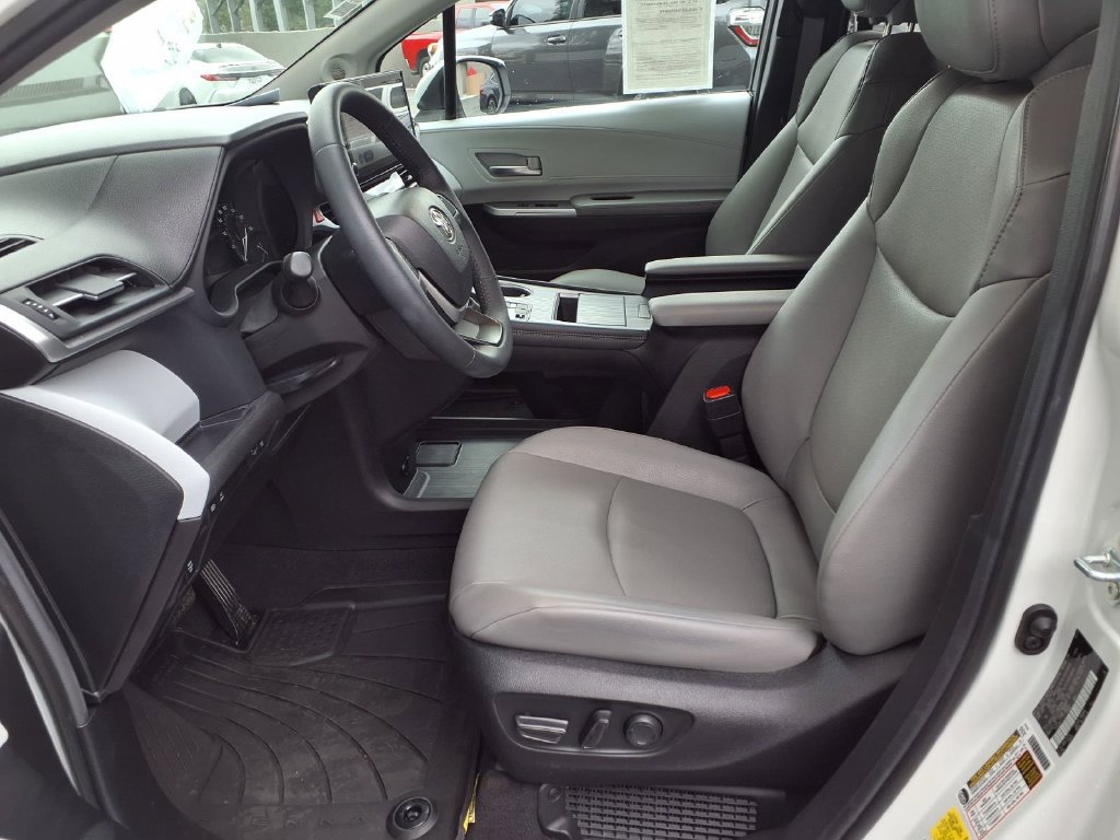 Used 2025 Toyota Sienna XLE w/ XLE Plus Package AWD/4WD image 19