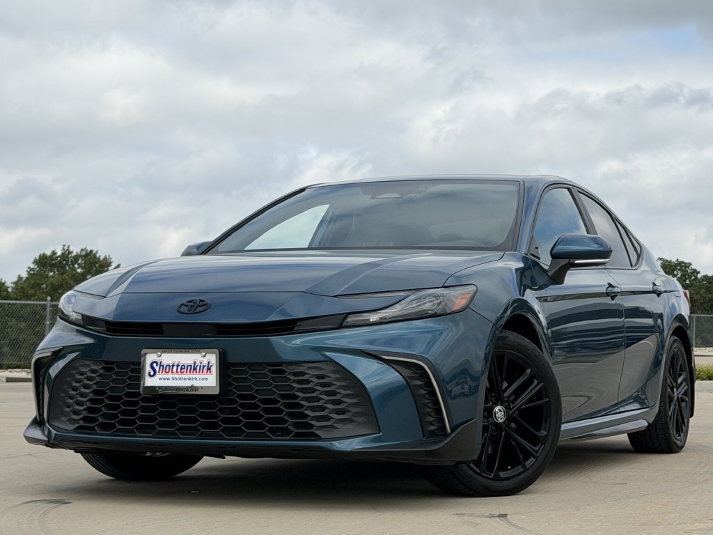 Used 2025 Toyota Camry SE w/ Convenience Package FWD image 2