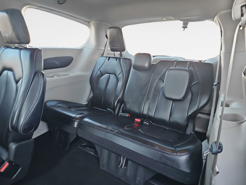 Used 2023 Chrysler Pacifica Touring-L image 14
