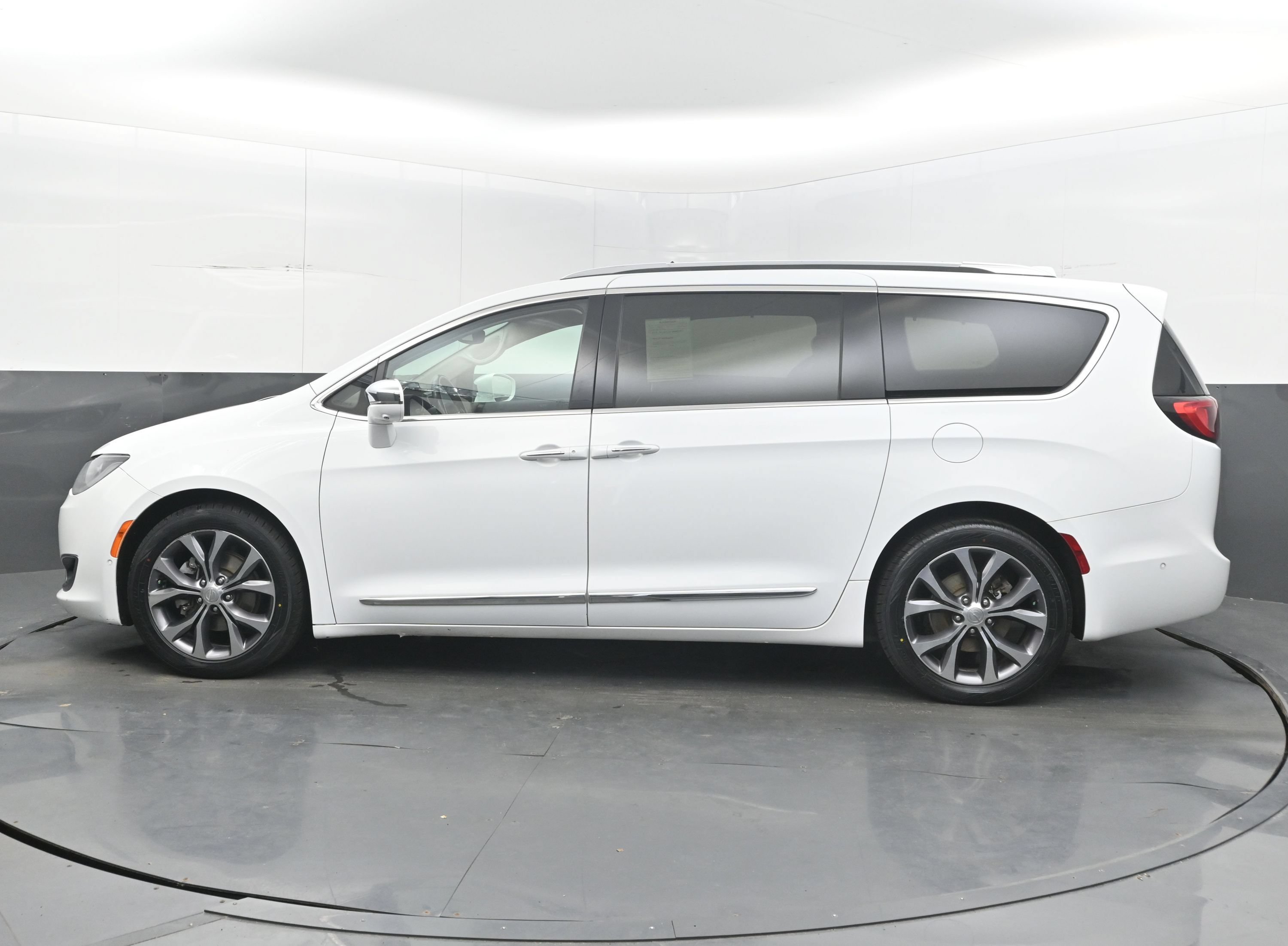 Used 2017 Chrysler Pacifica Limited FWD image 5