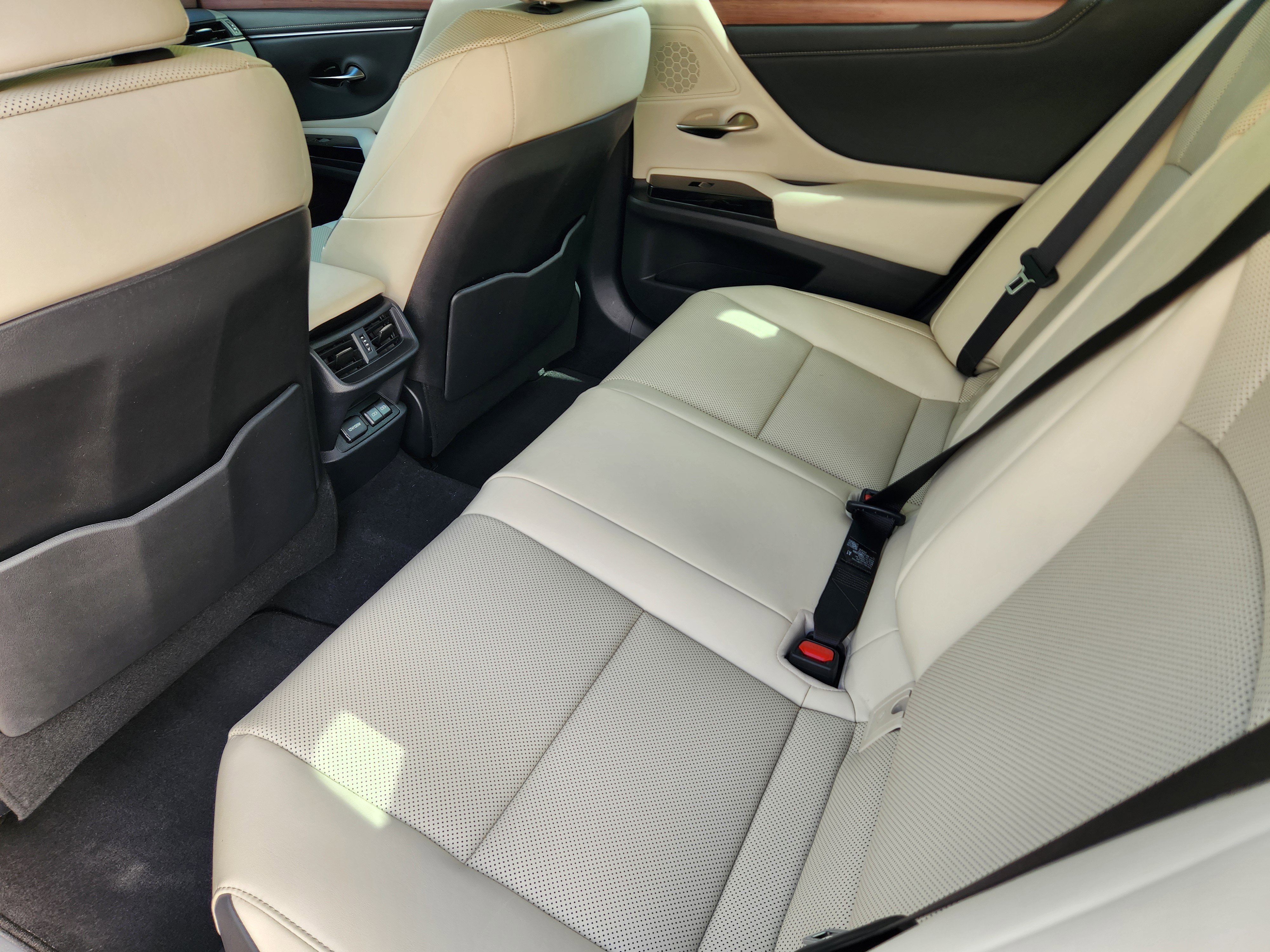 Used 2025 Lexus ES 300h w/ Premium Package image 40