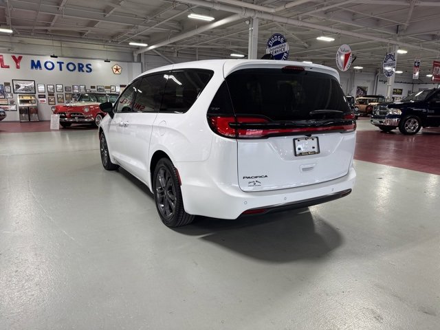 New 2026 Chrysler Pacifica Select image 3