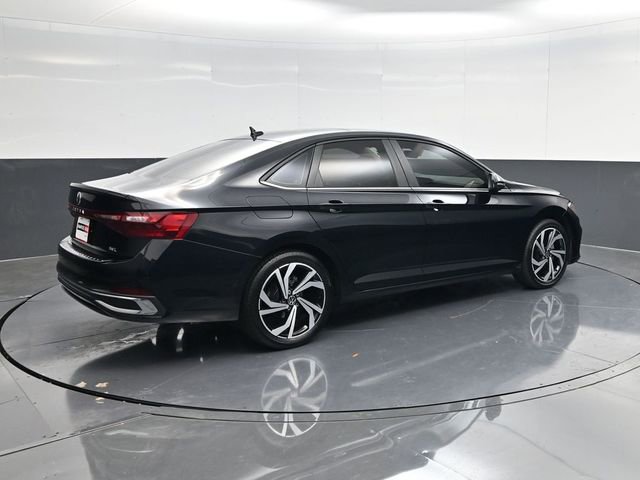 Used 2025 Volkswagen Jetta SEL FWD image 3