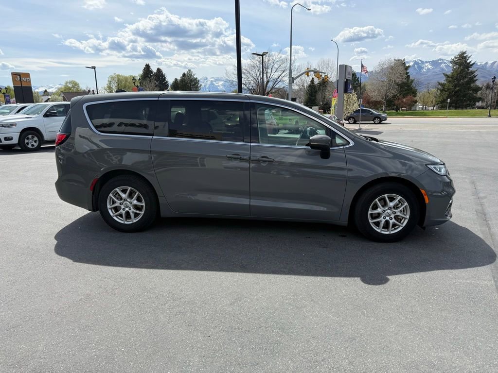 Used 2023 Chrysler Pacifica Touring-L FWD image 6