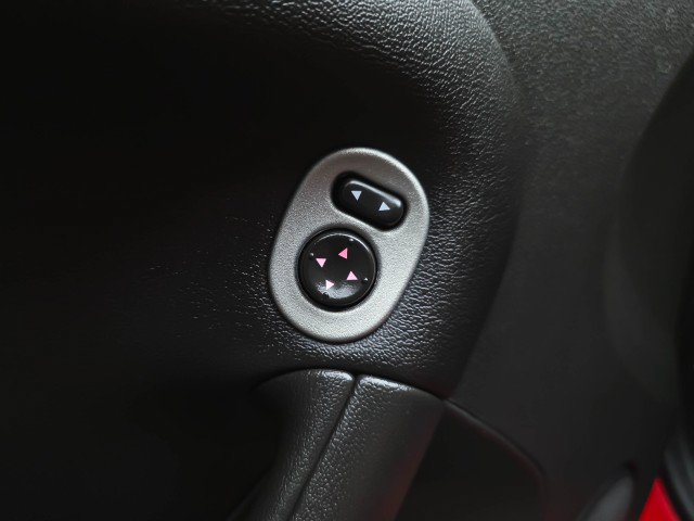 Used 2006 Pontiac Solstice Convertible w/ Premium Package RWD image 25