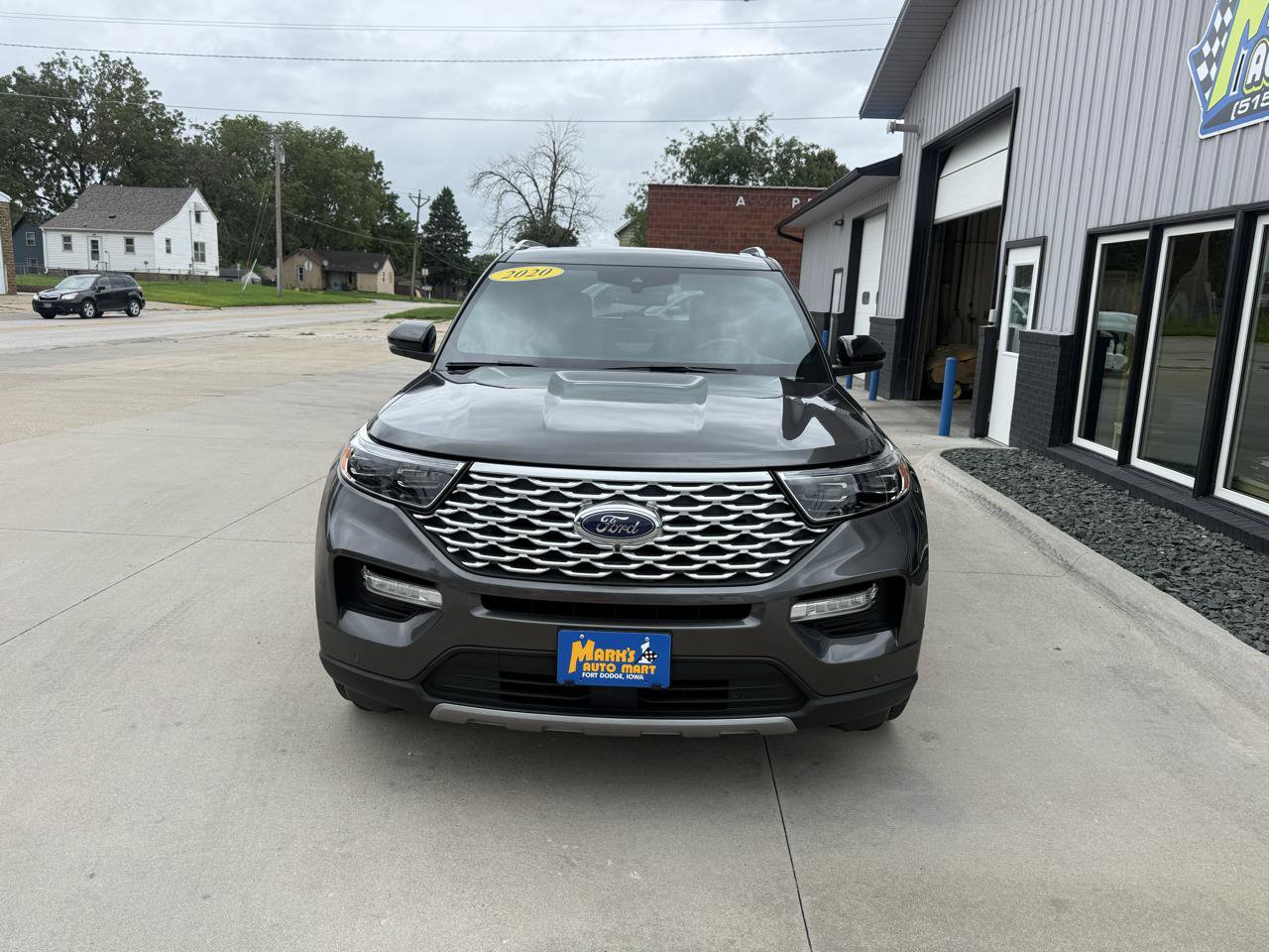 Used 2020 Ford Explorer Platinum w/ Premium Technology Package AWD/4WD image 2