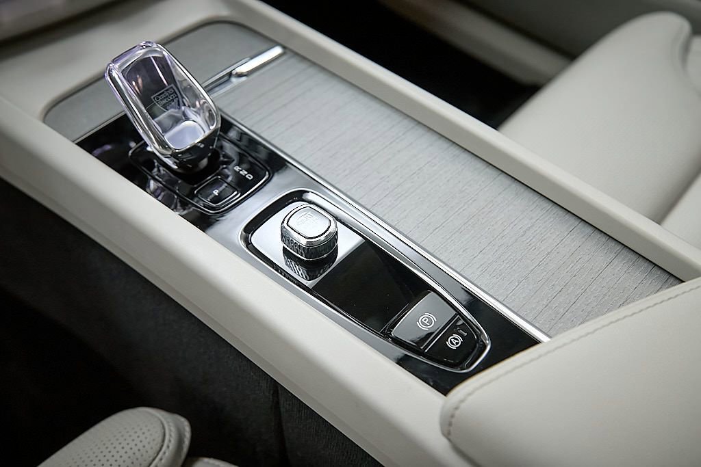 Certified 2024 Volvo XC60 T8 Ultimate w/ Protection Package Premier image 18