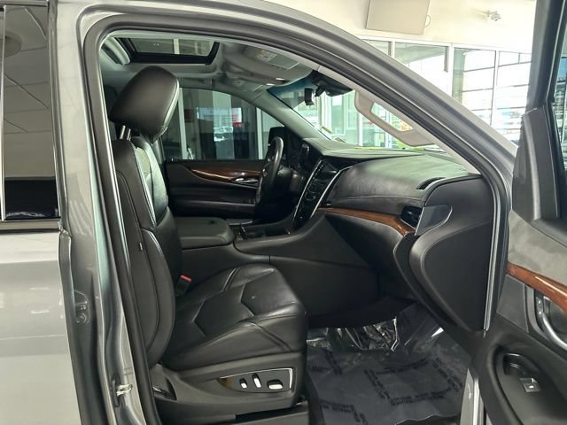Used 2018 Cadillac Escalade Premium Luxury AWD/4WD image 40
