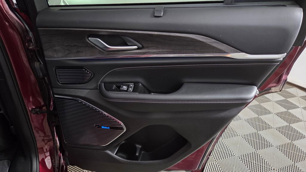 Used 2022 Jeep Grand Cherokee Overland w/ Luxury Tech Group IV image 36