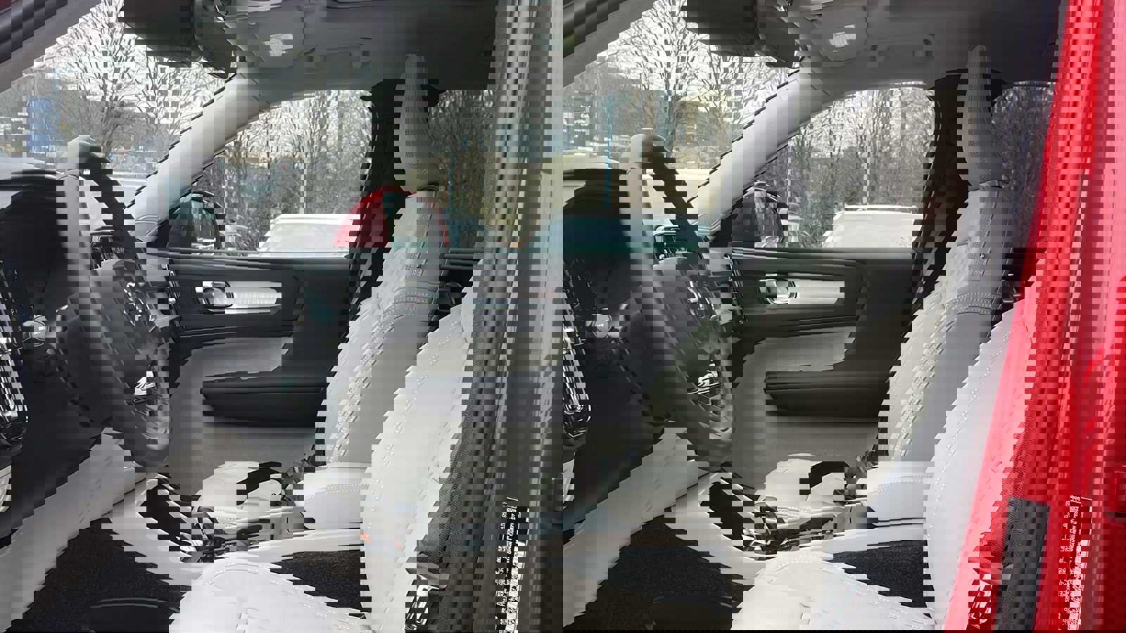 Used 2022 Volvo XC40 T5 Momentum image 12