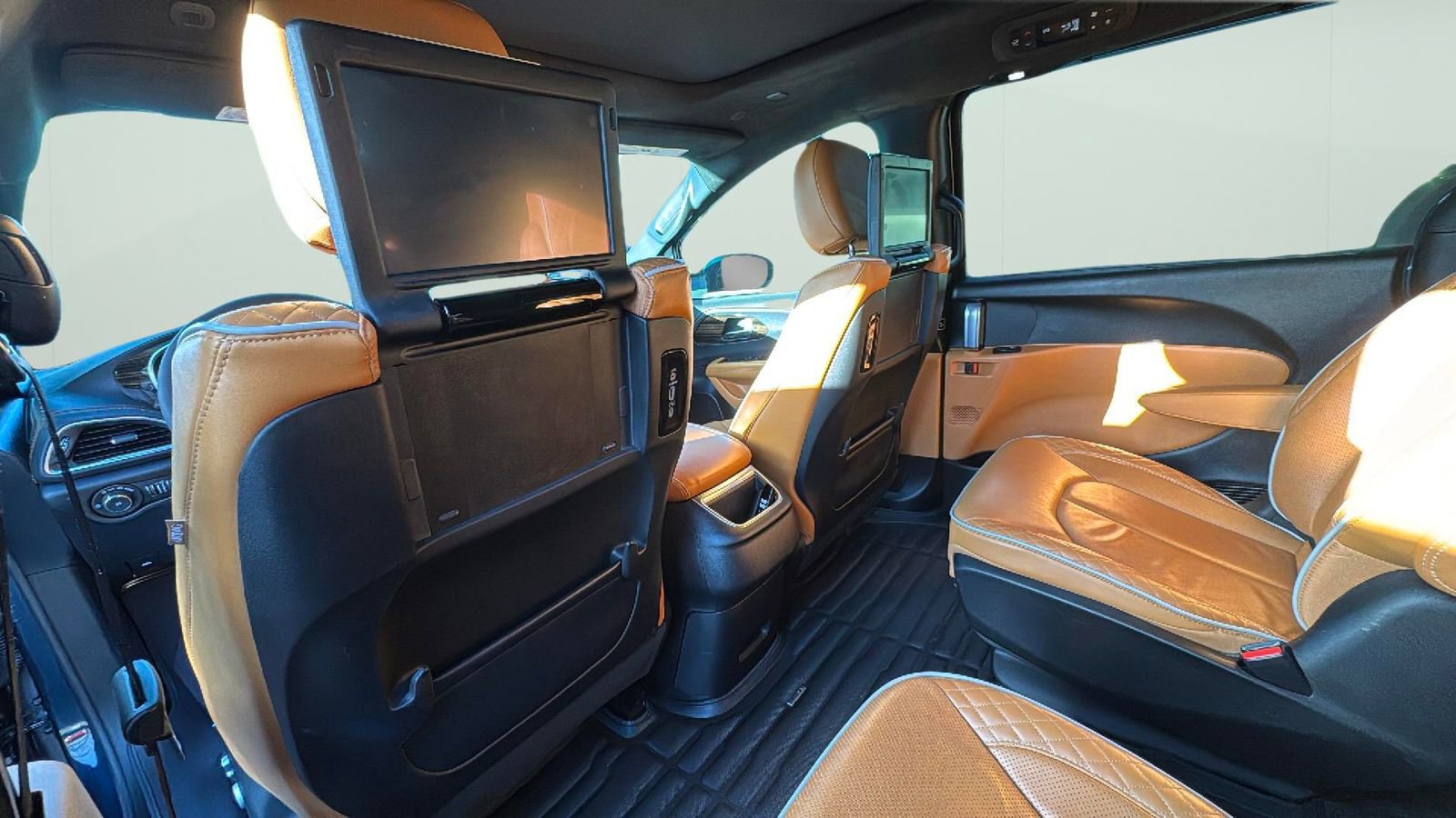 Used 2023 Chrysler Pacifica Pinnacle image 4