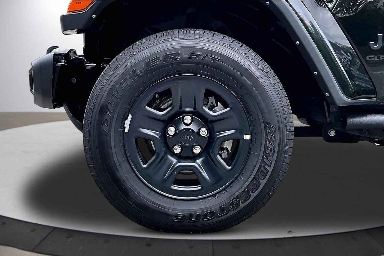 Certified 2022 Jeep Gladiator Sport AWD/4WD image 32