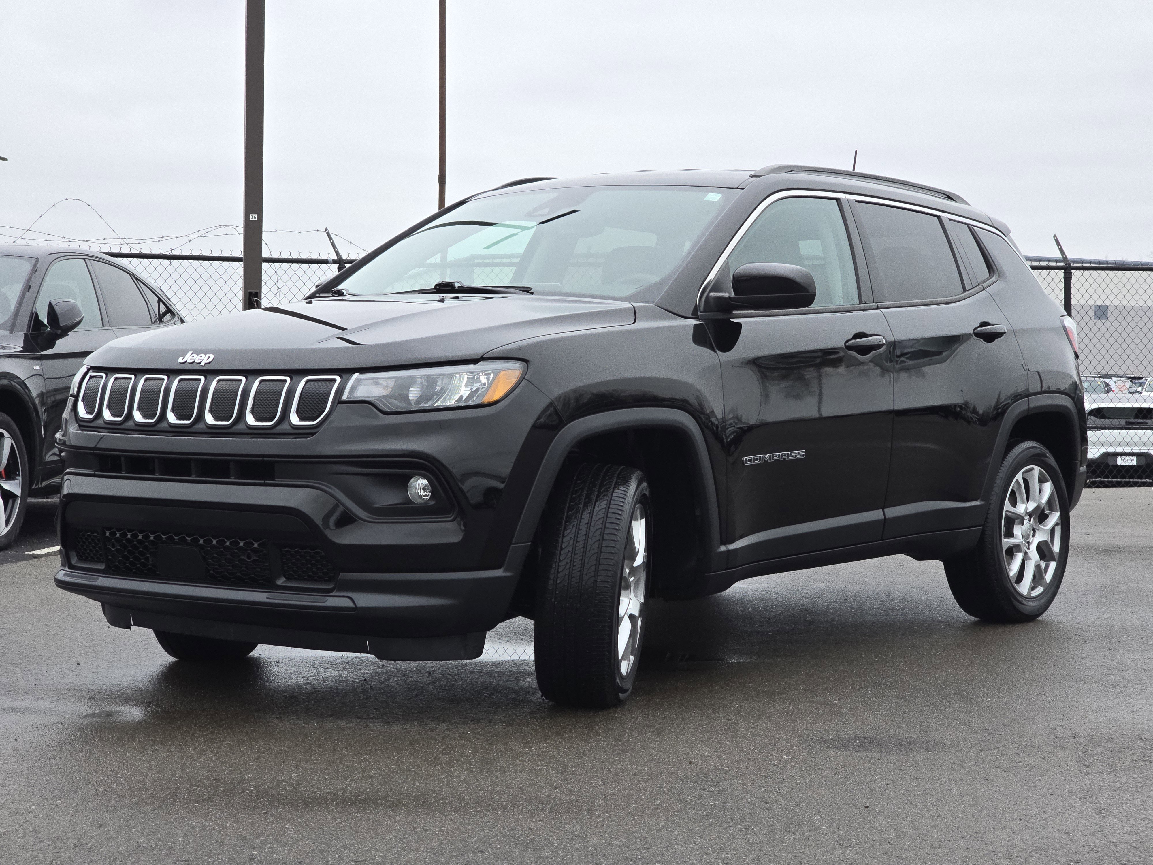 Used 2022 Jeep Compass Latitude image 3