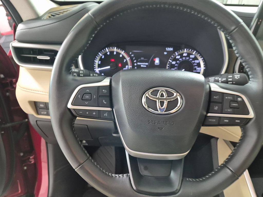 Used 2025 Toyota Highlander XLE FWD image 13