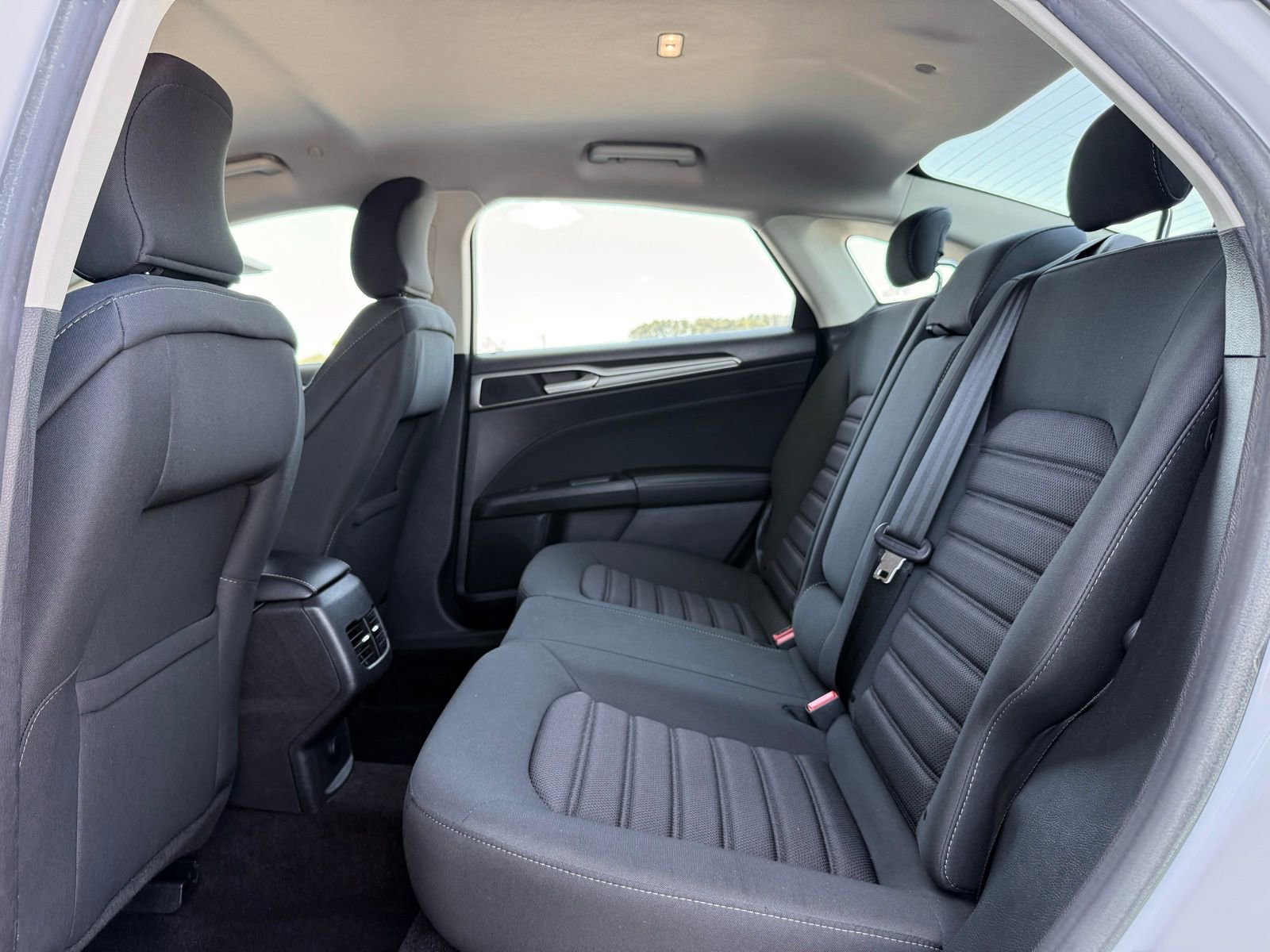 Used 2019 Ford Fusion SE FWD image 14