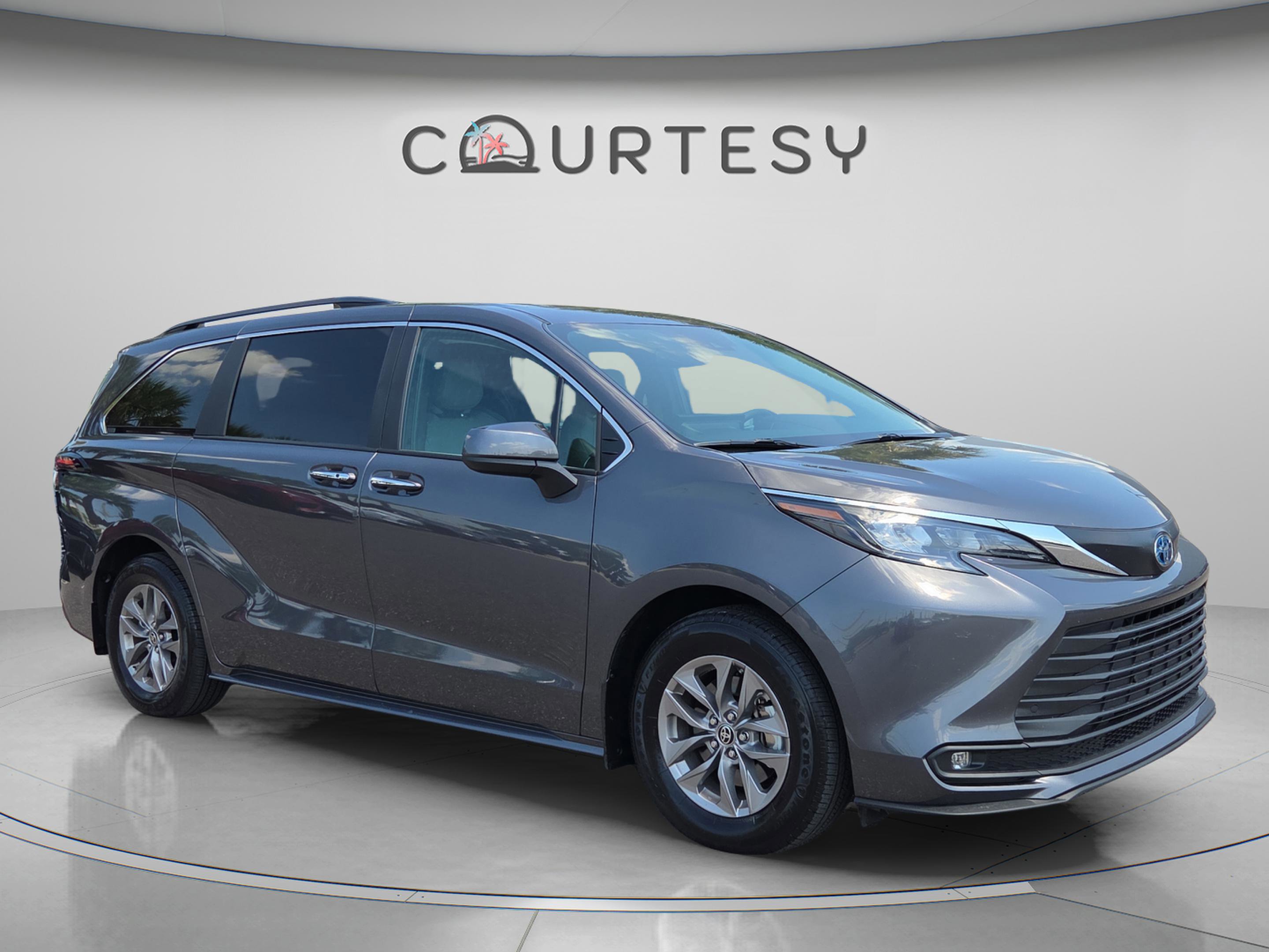 Used 2025 Toyota Sienna XLE image 7