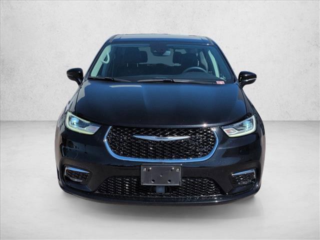 Used 2024 Chrysler Pacifica Touring-L image 2