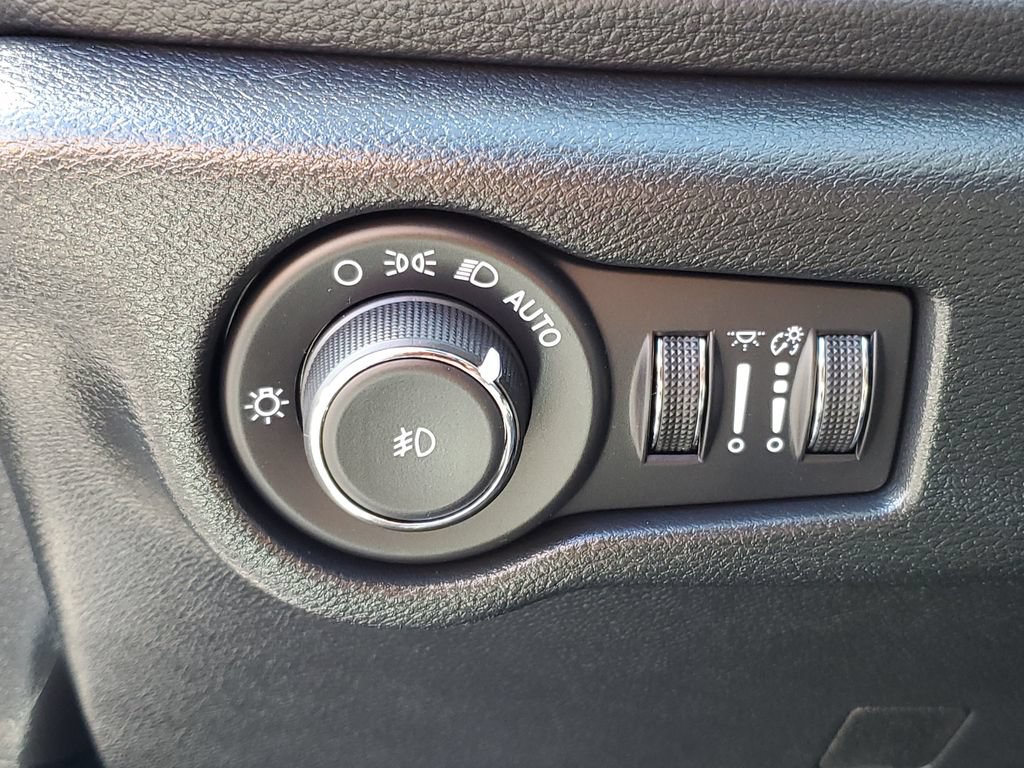 Used 2026 Chrysler Pacifica Limited FWD image 11
