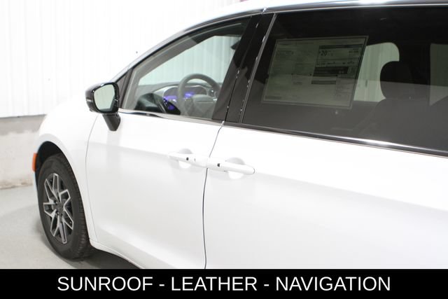 New 2027 Chrysler Pacifica Limited AWD/4WD image 28