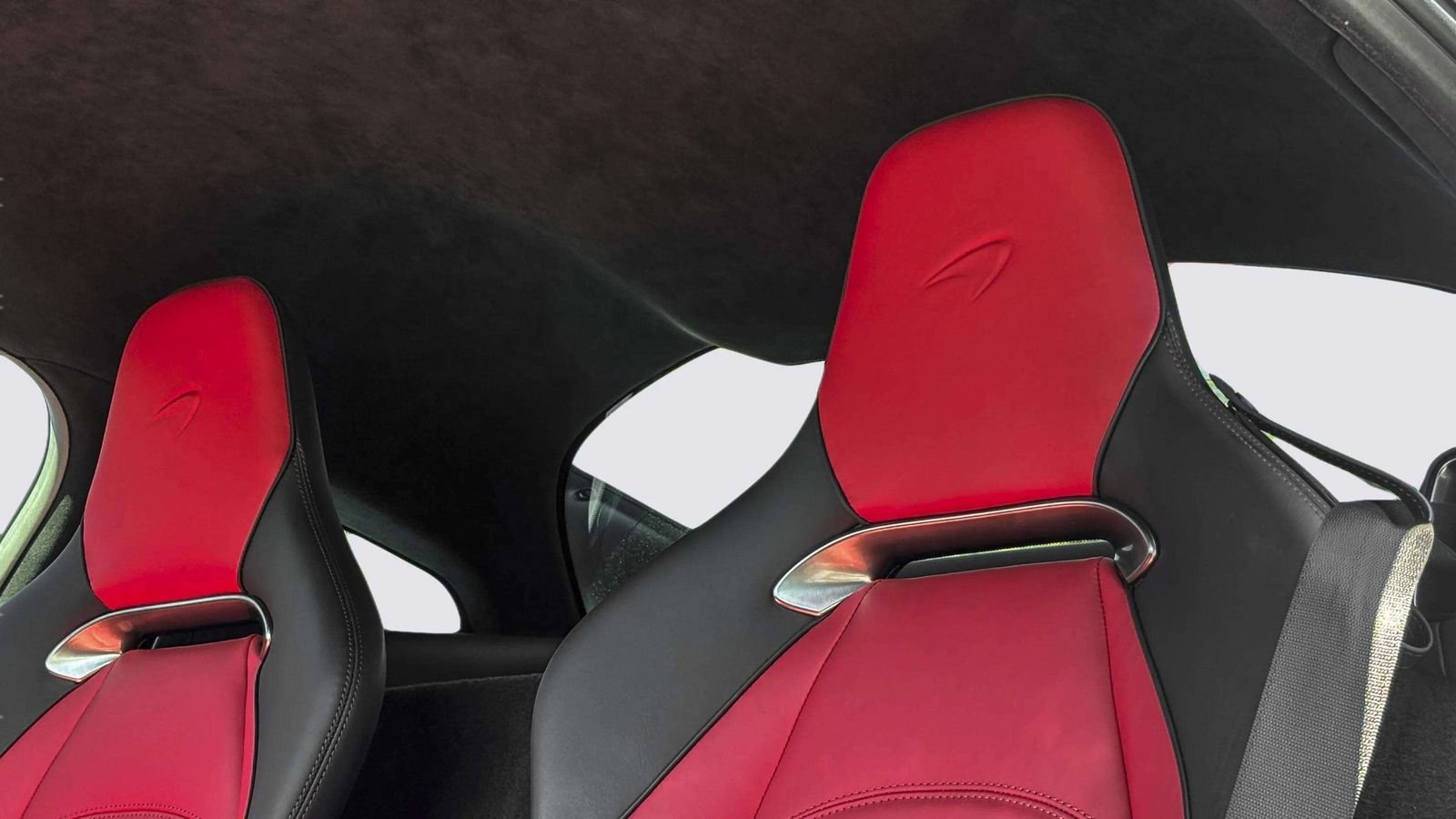 Used 2023 McLaren Artura RWD image 16