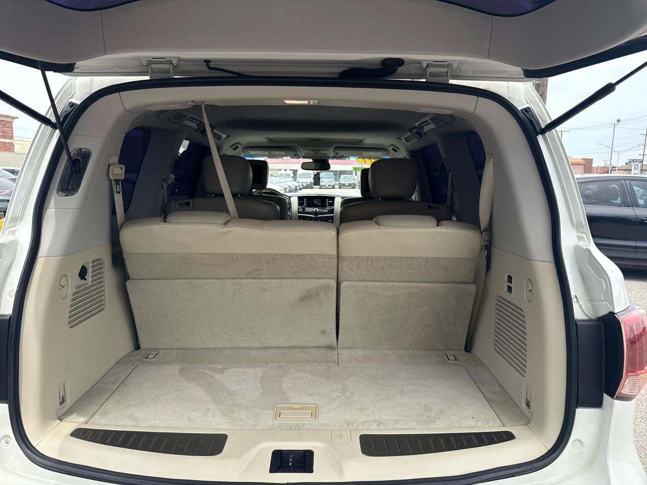 Used 2011 INFINITI QX56 4WD w/ Deluxe Touring Pkg image 8