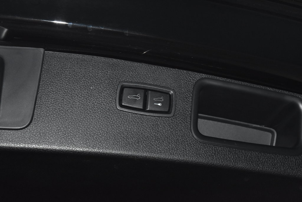 Used 2023 Porsche Macan AWD/4WD image 35