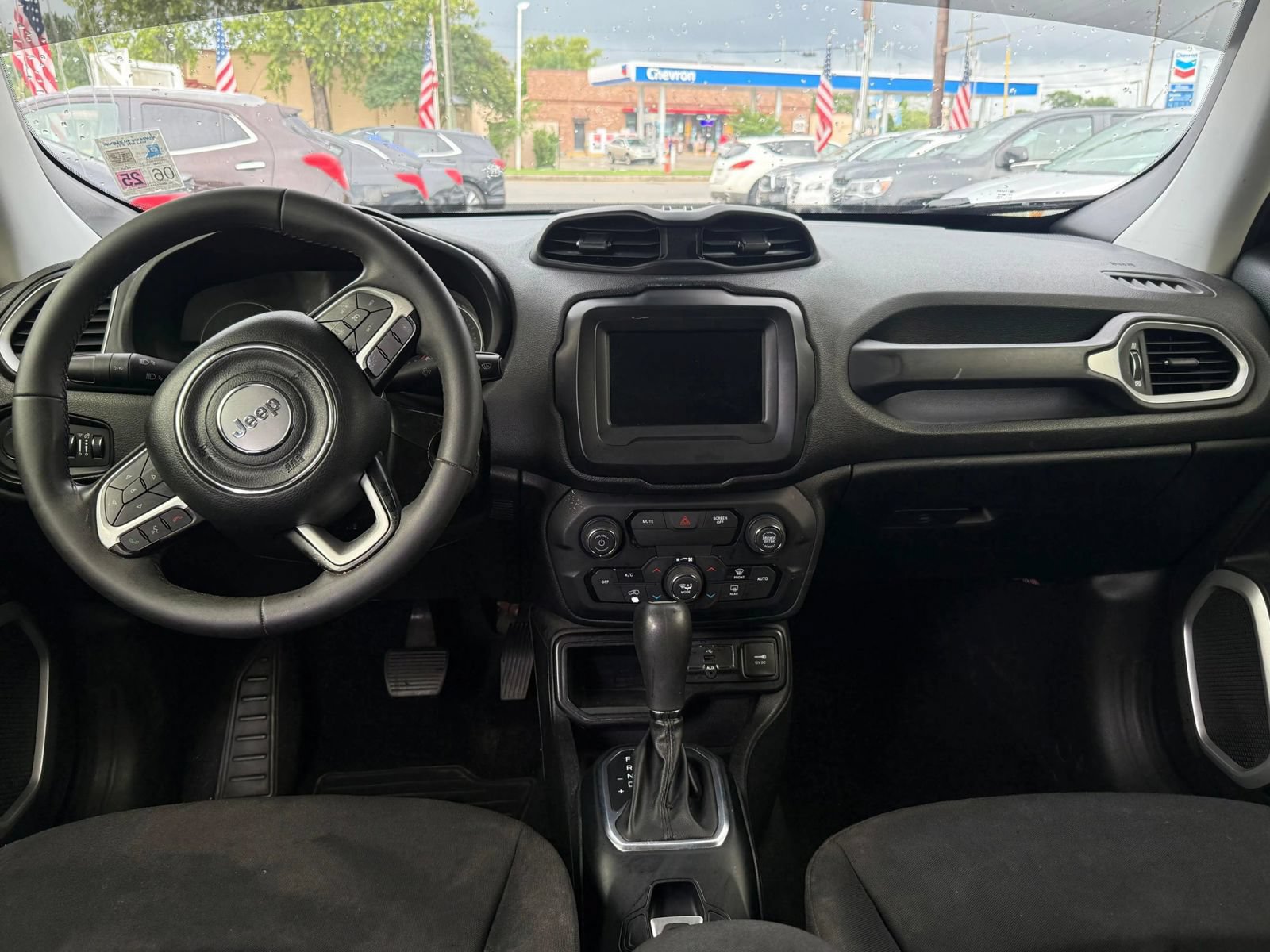Used 2018 Jeep Renegade Latitude FWD image 12
