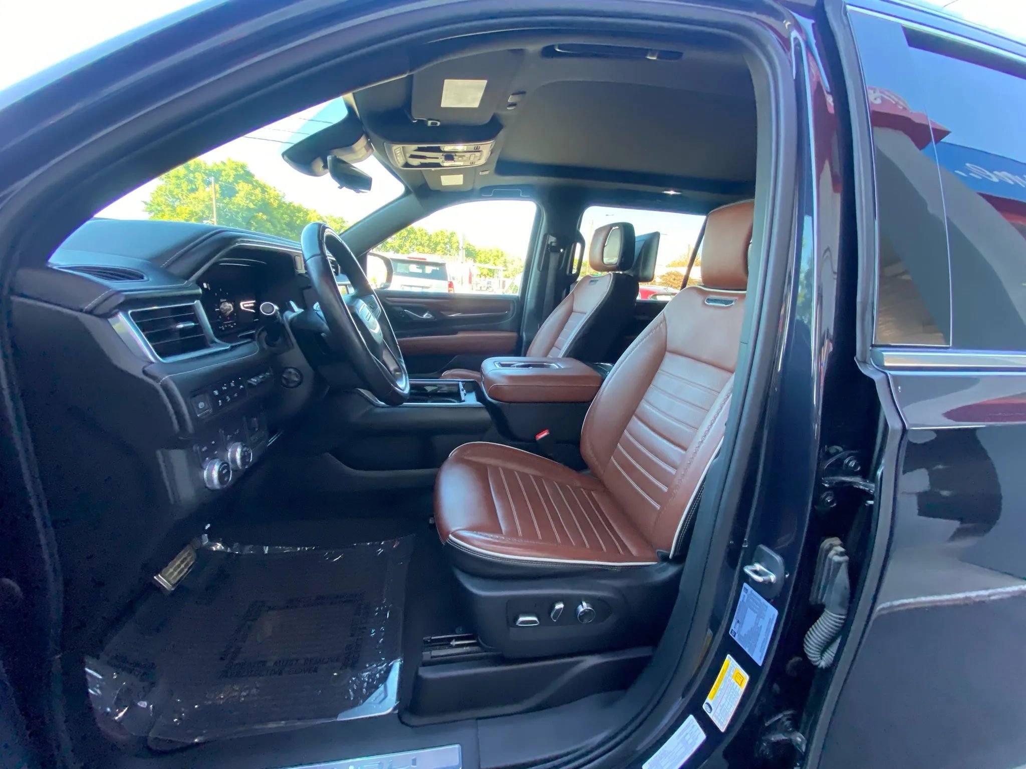 Used 2023 GMC Yukon XL Denali Ultimate image 9