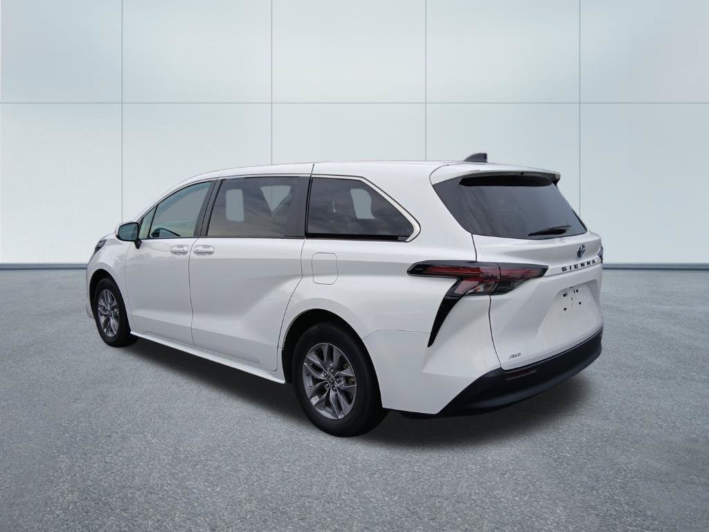 Used 2024 Toyota Sienna LE AWD/4WD image 3