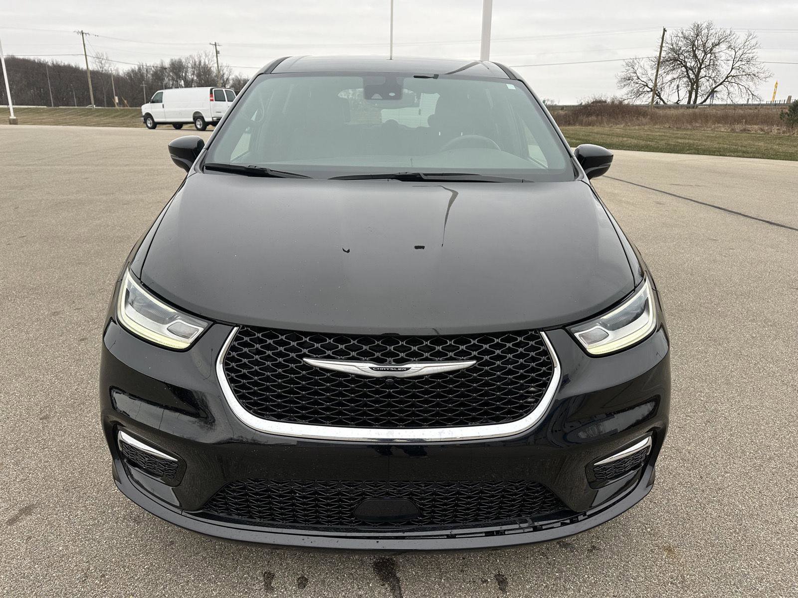 Used 2025 Chrysler Pacifica Select image 10