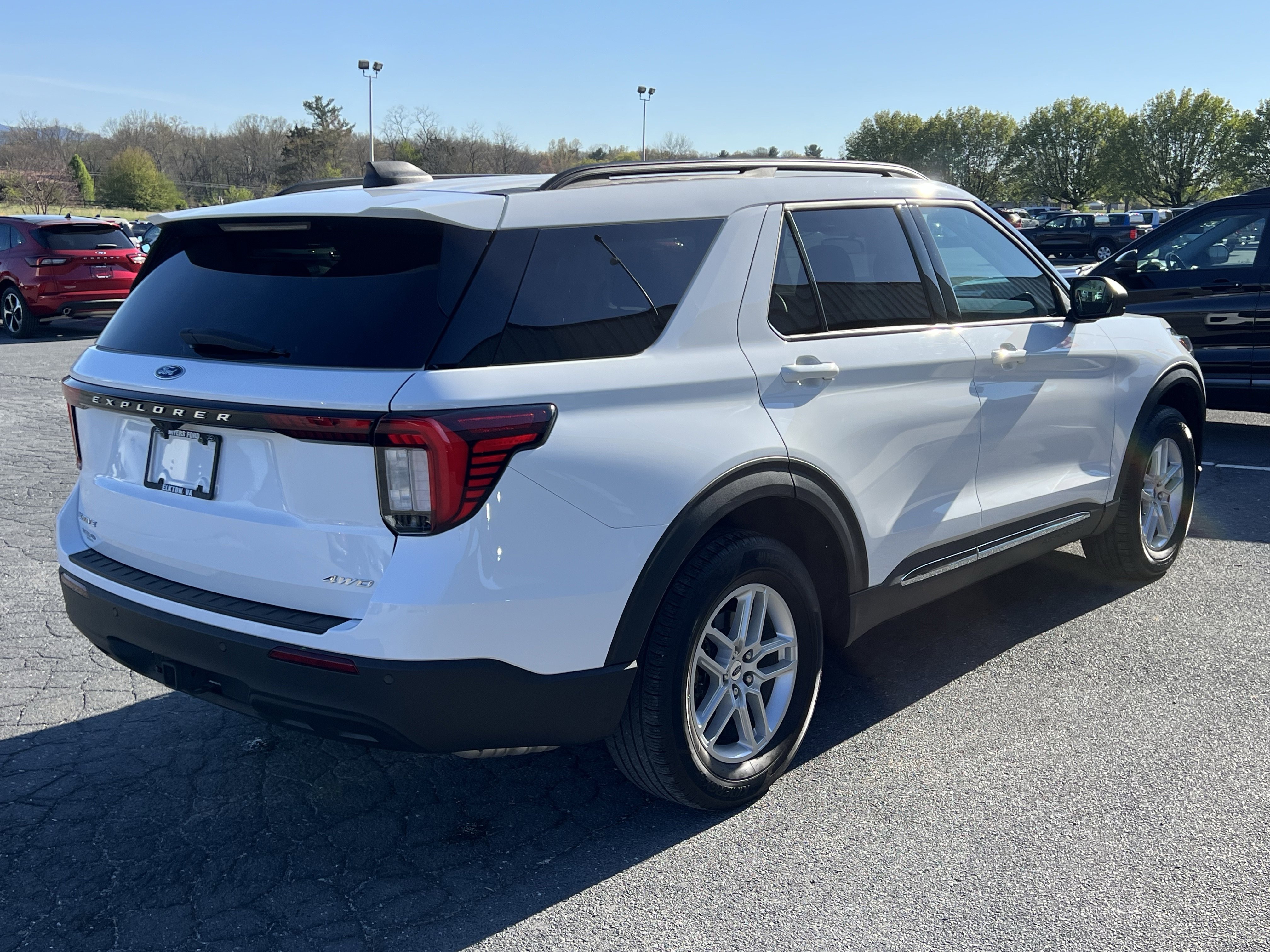 Used 2025 Ford Explorer Active AWD/4WD image 6