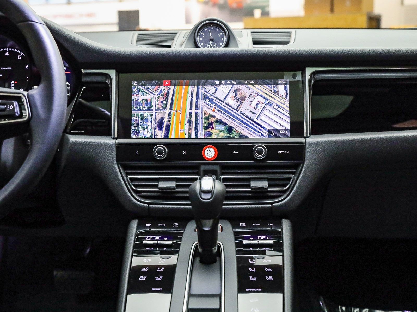 Certified 2025 Porsche Macan image 17