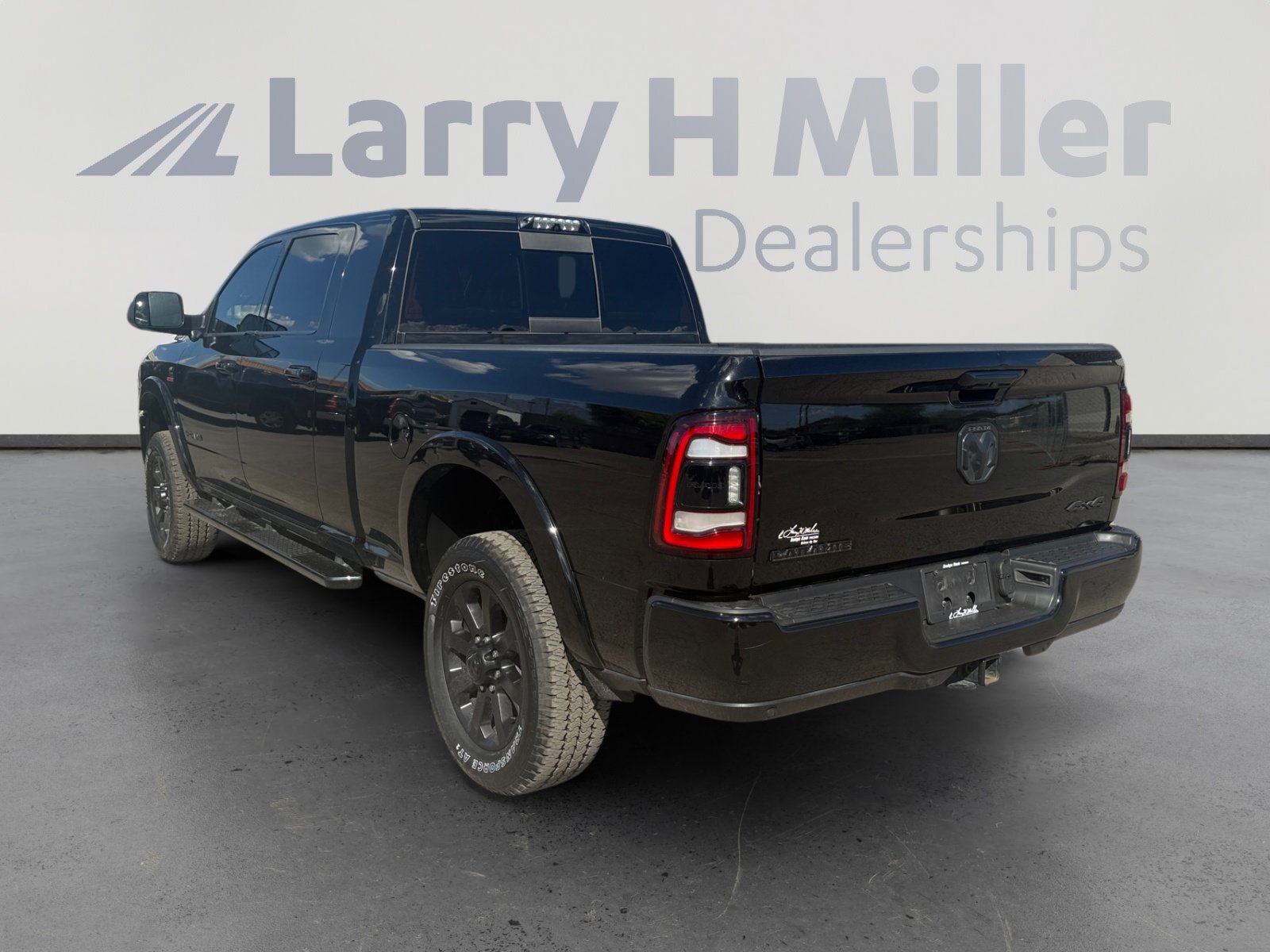 Used 2019 RAM 3500 Laramie w/ Black Appearance Package AWD/4WD image 3
