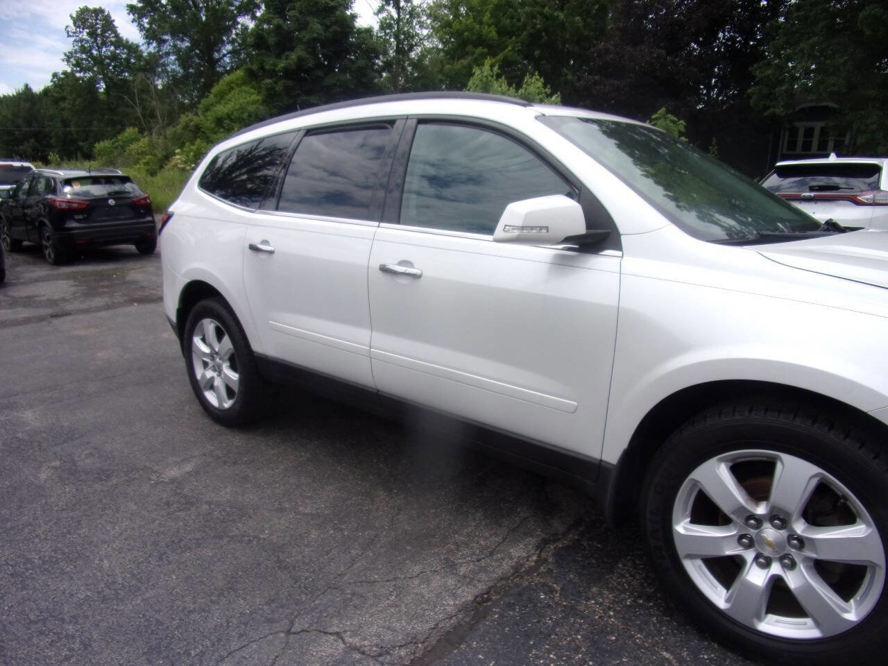 Used 2017 Chevrolet Traverse LT w/ Style and Technology Package image 8