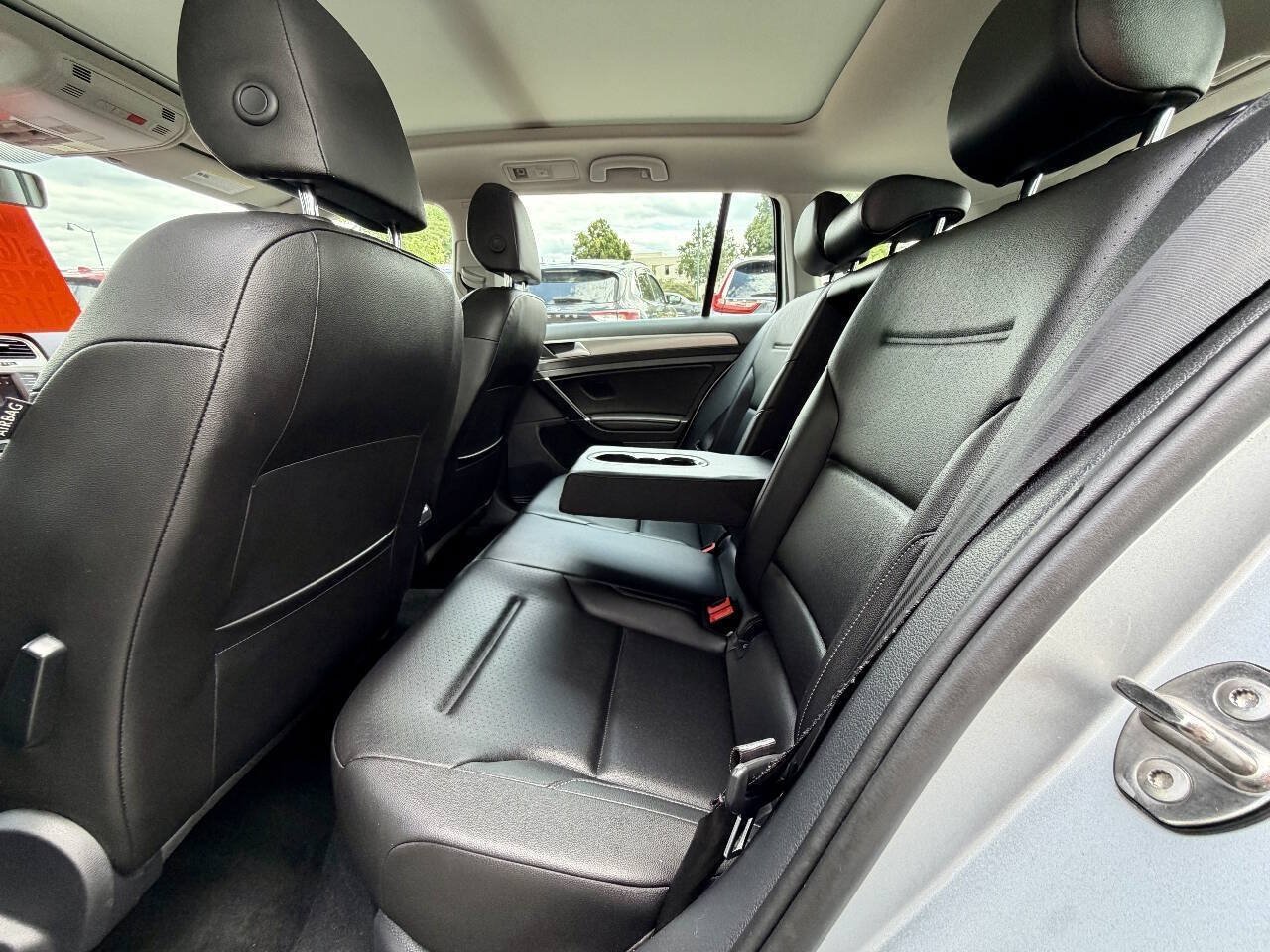 Used 2017 Volkswagen Golf SE FWD image 23