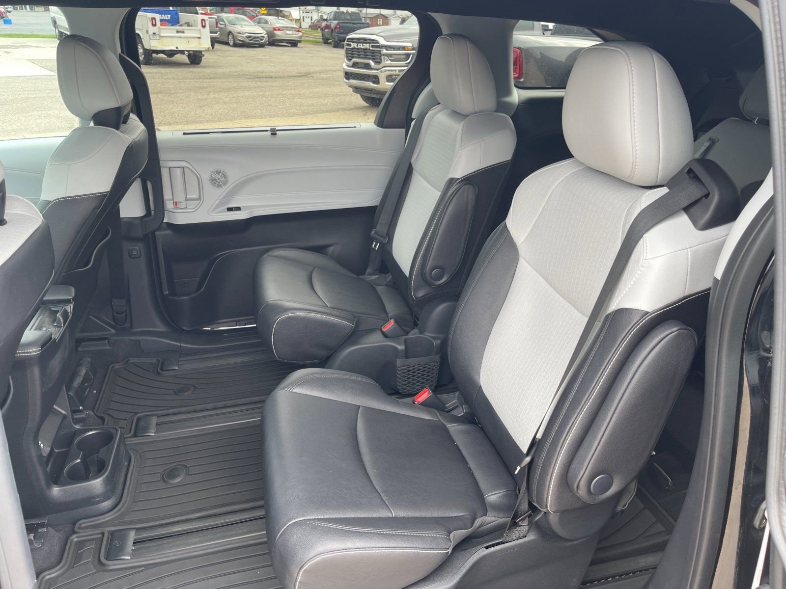 Used 2025 Toyota Sienna XSE w/ XSE Plus Package image 13