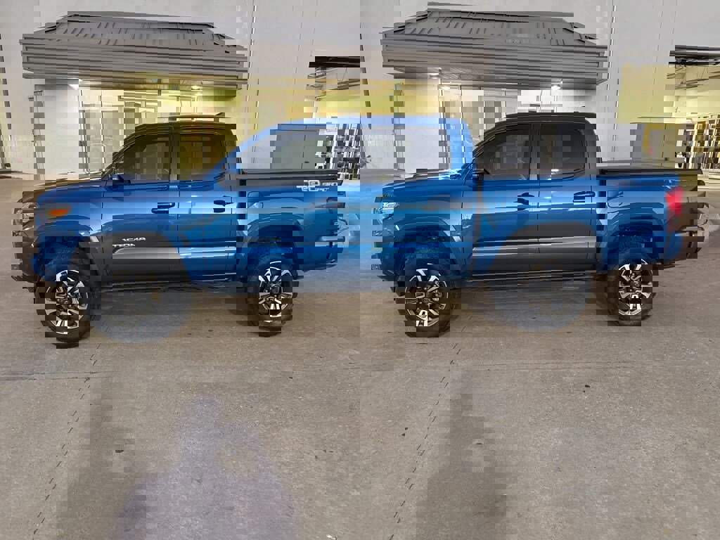 Used 2017 Toyota Tacoma TRD Sport image 4