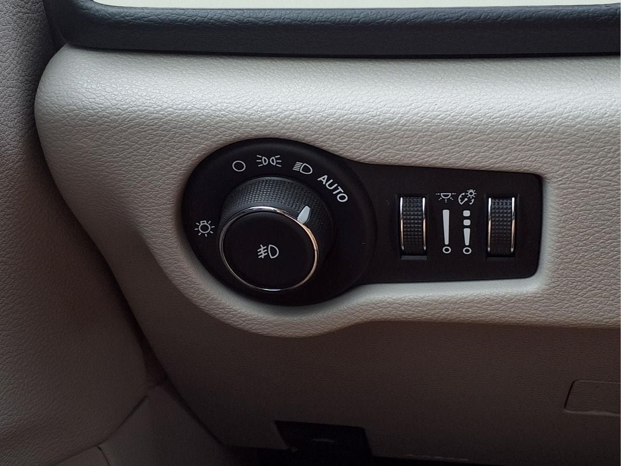 Used 2018 Chrysler Pacifica Touring-L FWD image 24