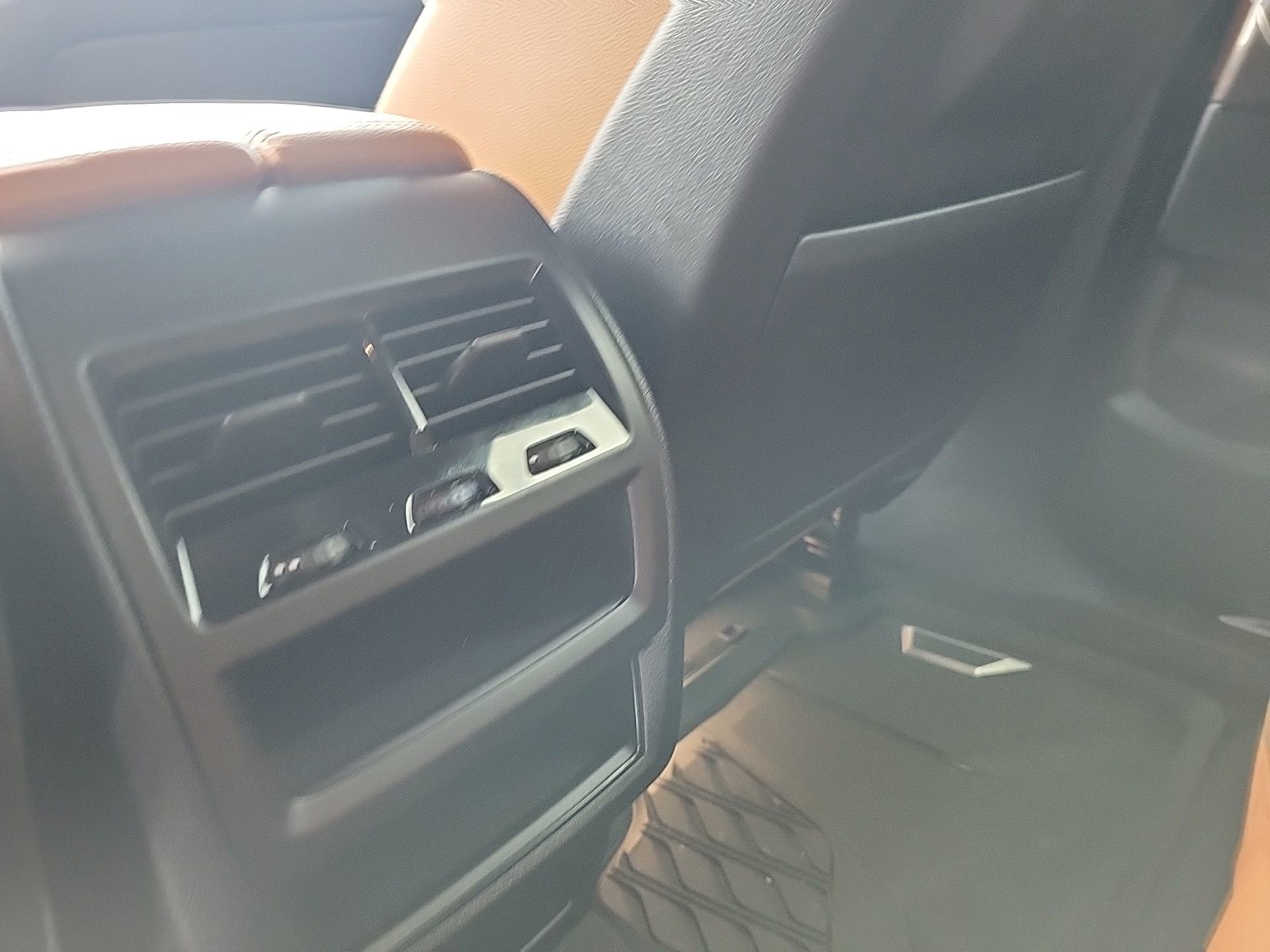 Used 2022 BMW X6 xDrive40i w/ M Sport Package image 24