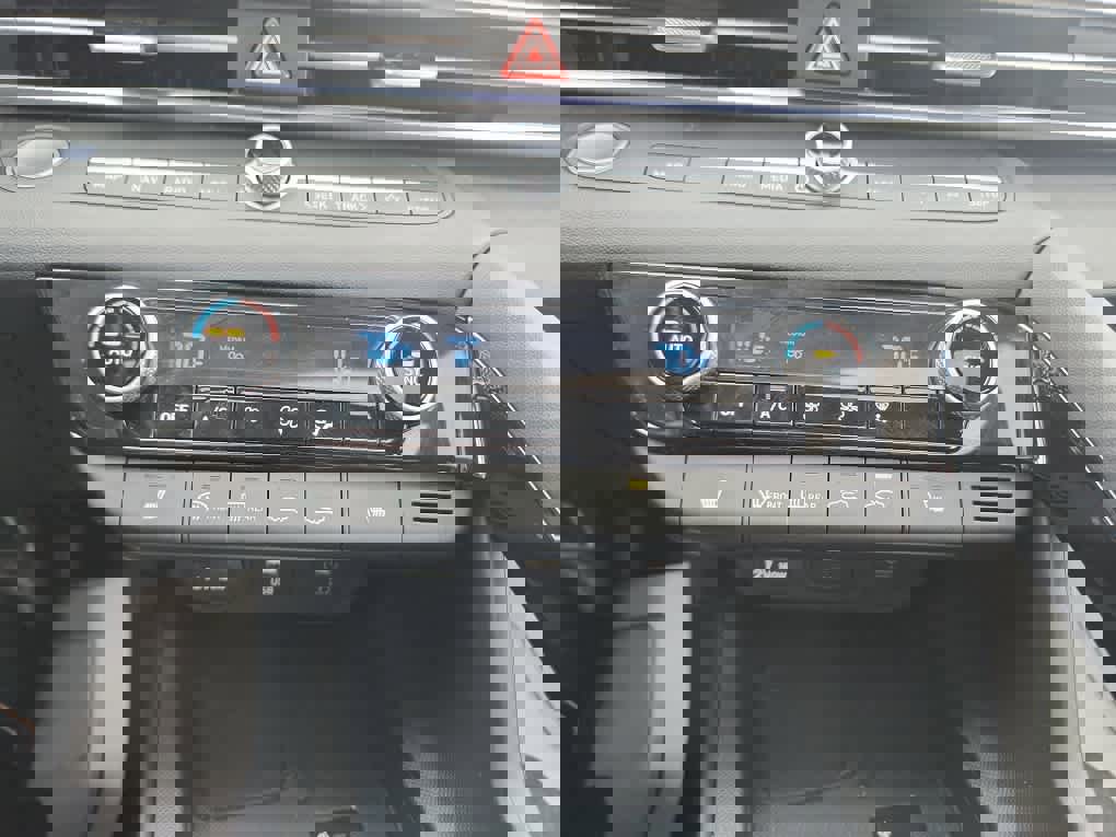 Used 2024 Hyundai Elantra SEL w/ Convenience Package image 24