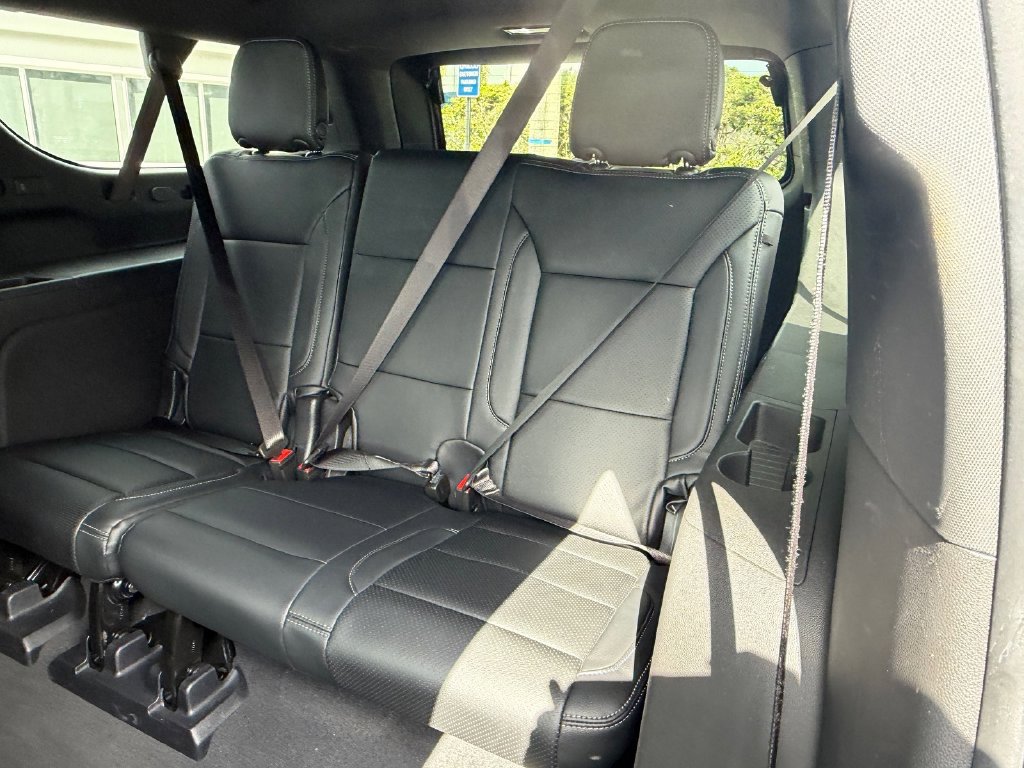 Used 2025 Chevrolet Suburban LS RWD image 12