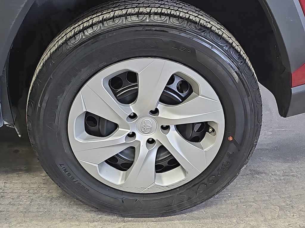 Used 2024 Toyota RAV4 LE AWD/4WD image 33
