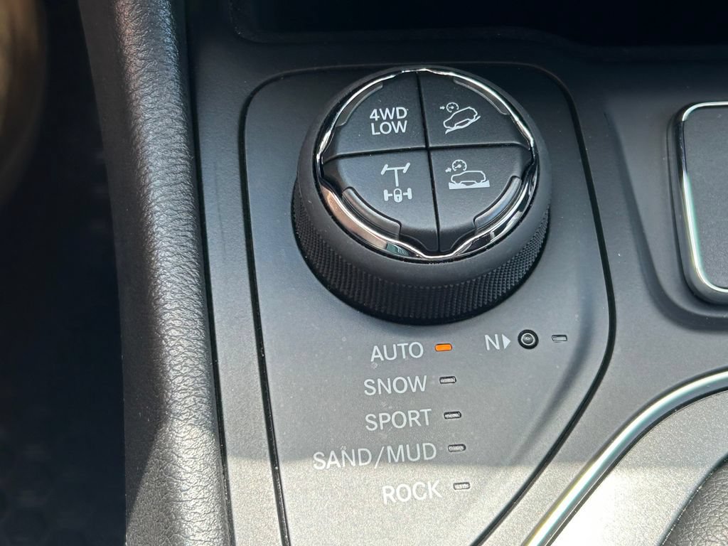 Used 2019 Jeep Cherokee Trailhawk AWD/4WD image 29
