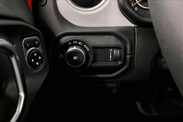 Used 2026 Jeep Wrangler Unlimited Sahara AWD/4WD image 38