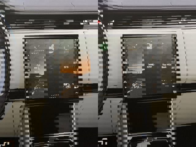 Used 2025 Land Rover Range Rover Long Wheelbase Autobiography image 15