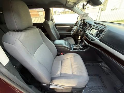 Used 2019 Toyota Highlander LE AWD/4WD image 32