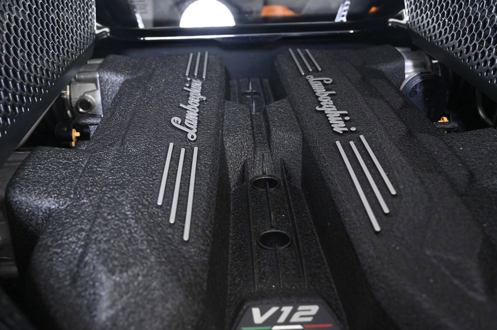 Used 2025 Lamborghini Revuelto image 26